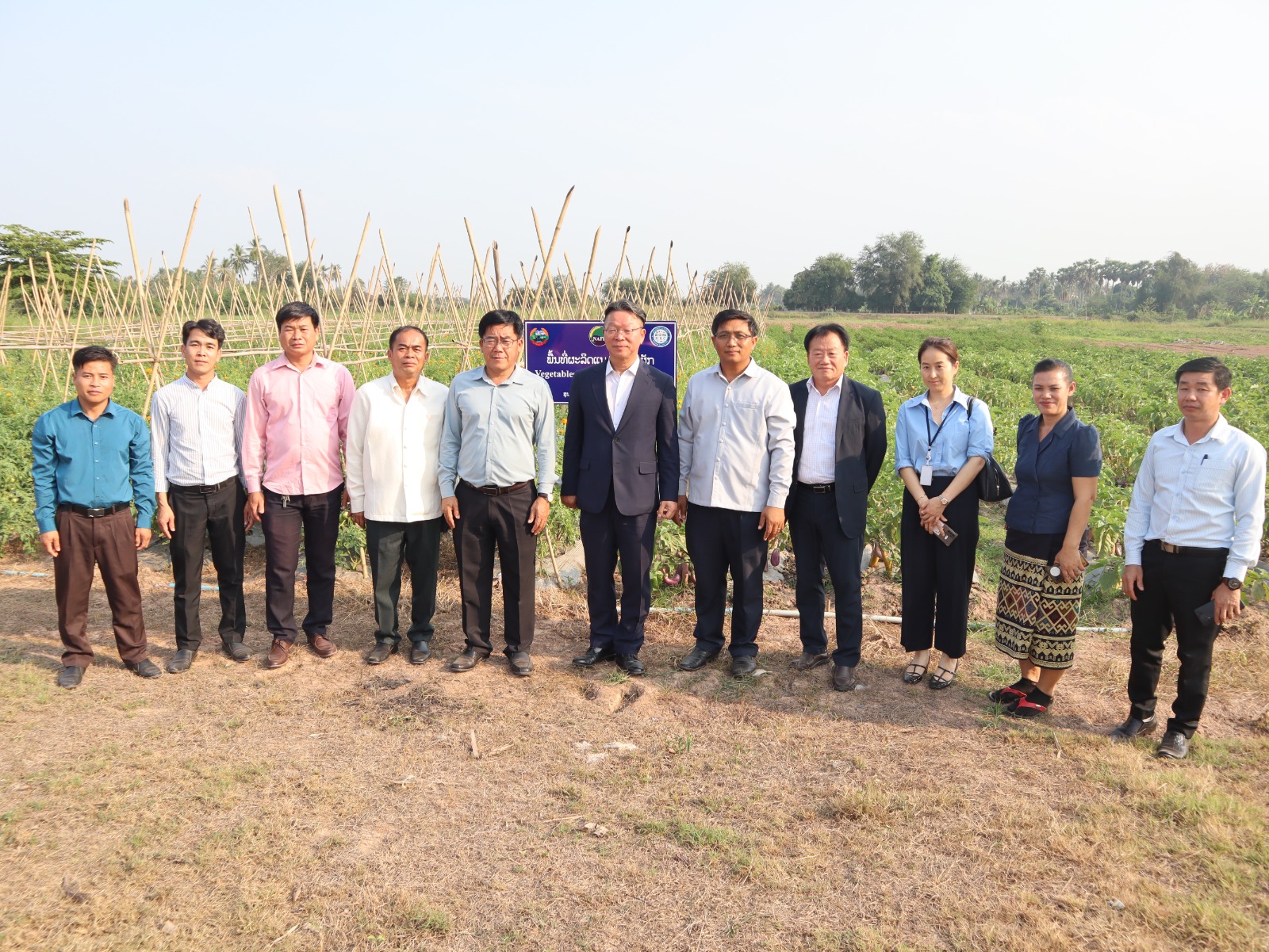 ການຢ້ຽມຢາມສູນຄົ້ນຄວ້າພືດຜັກ ແລະ ໄມ້ໃຫ້ໝາກ ຂອງທ່ານທູດເກົາຫຼີ