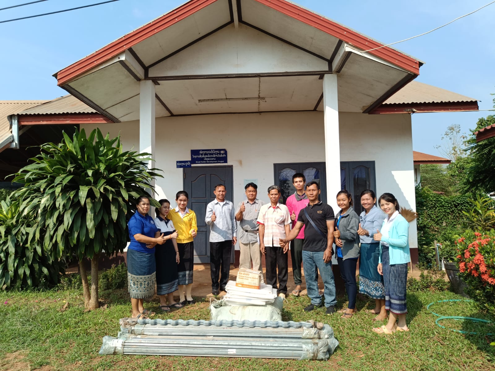 ການສະໜັບສະໜູນອະປະກອນໃນການກໍ່ສ້າງເຮືອນຮົ່ມໃຫ້ກັບບ້ານຕົວແບບໃນການຜະລິດພືດຜັກເປັນສິນຄ້າ ໃນແຂວງວຽງຈັນ ແລະ ແຂວງຫຼວງພະບາງ