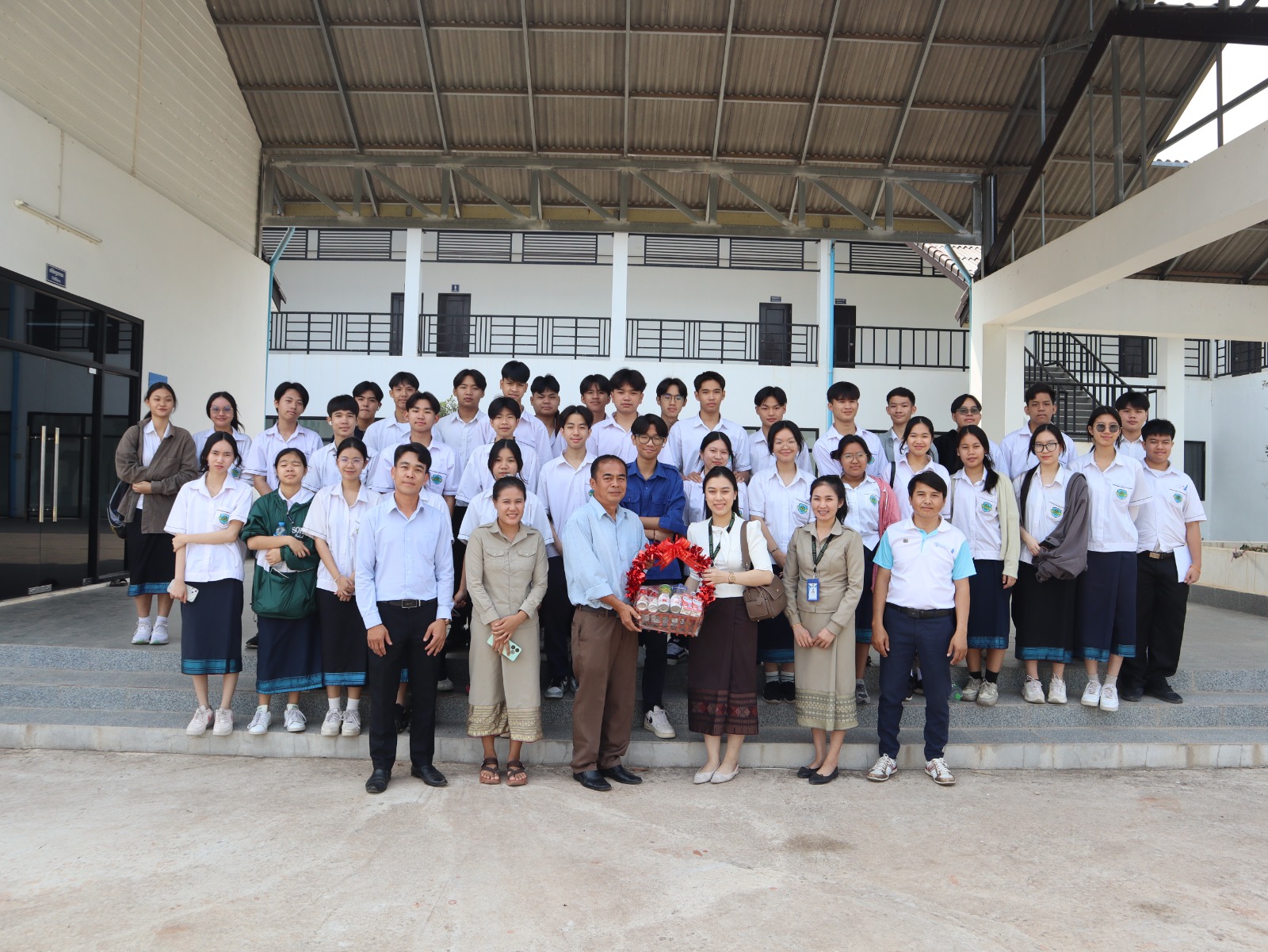 ການທັດສະນະສຶກສາ ແລະ ແລກປ່ຽນບົດຮຽນ ພາກສະໜາມຂອງນັກຮຽນຈາກໂຮງຮຽນ ຮາກແກ້ວ