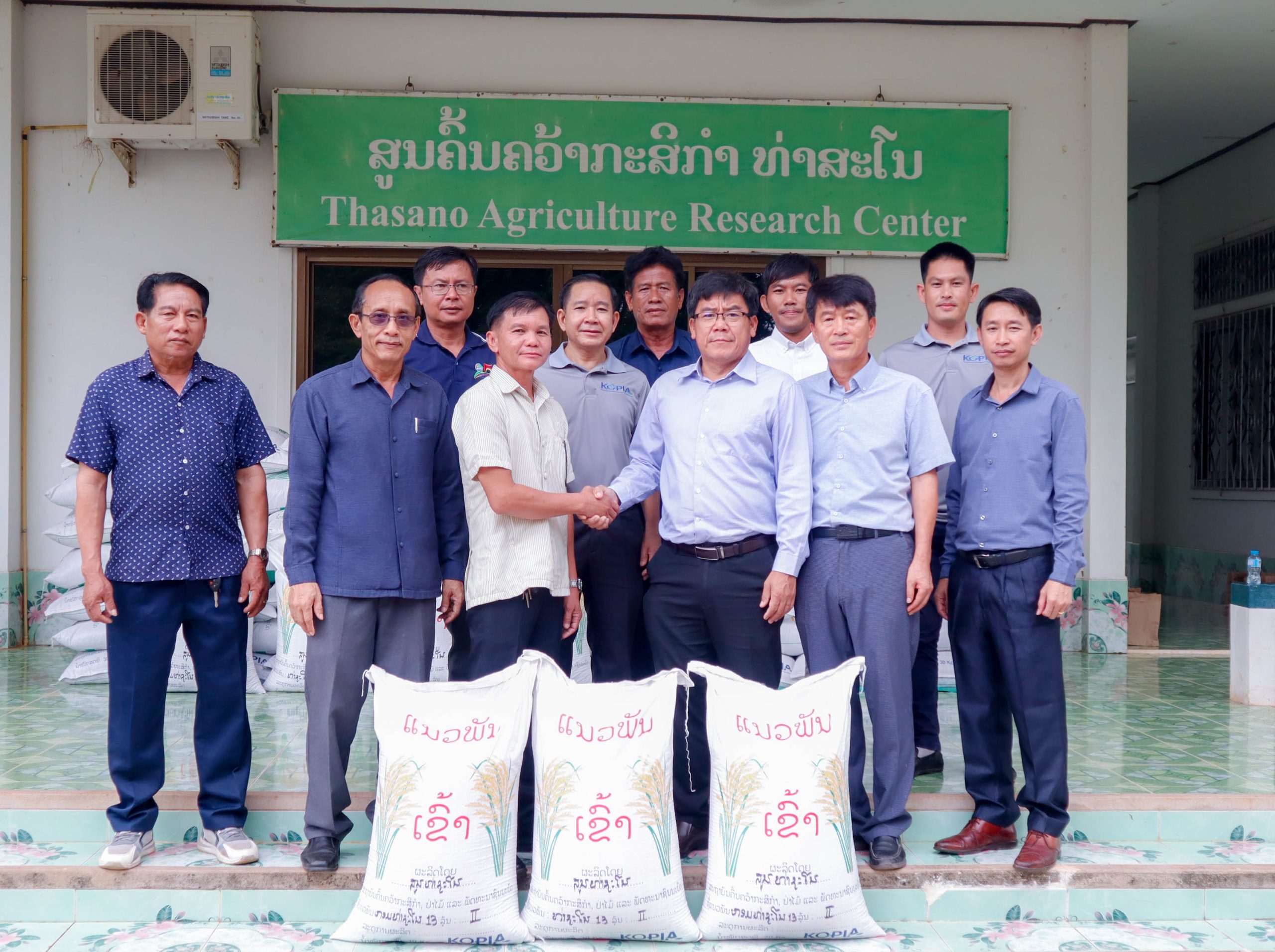 ພິທີມອບ-ຮັບ ແນວພັນເຂົ້າທົນນ້ຳຖ້ວມ ແນວພັນໃໝ່ (TSN 13)