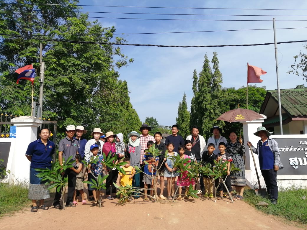 ສູນຄົ້ນຄວ້າເຂົ້າ ແລະ ພືດເສດຖະກິດ ສະ​ເຫຼີມ​ສະຫຼອງວັນເດັກນ້ອຍສາກົນ ແລະ ວັນປູກຕົ້ນໄມ້ແຫ່ງຊາດ