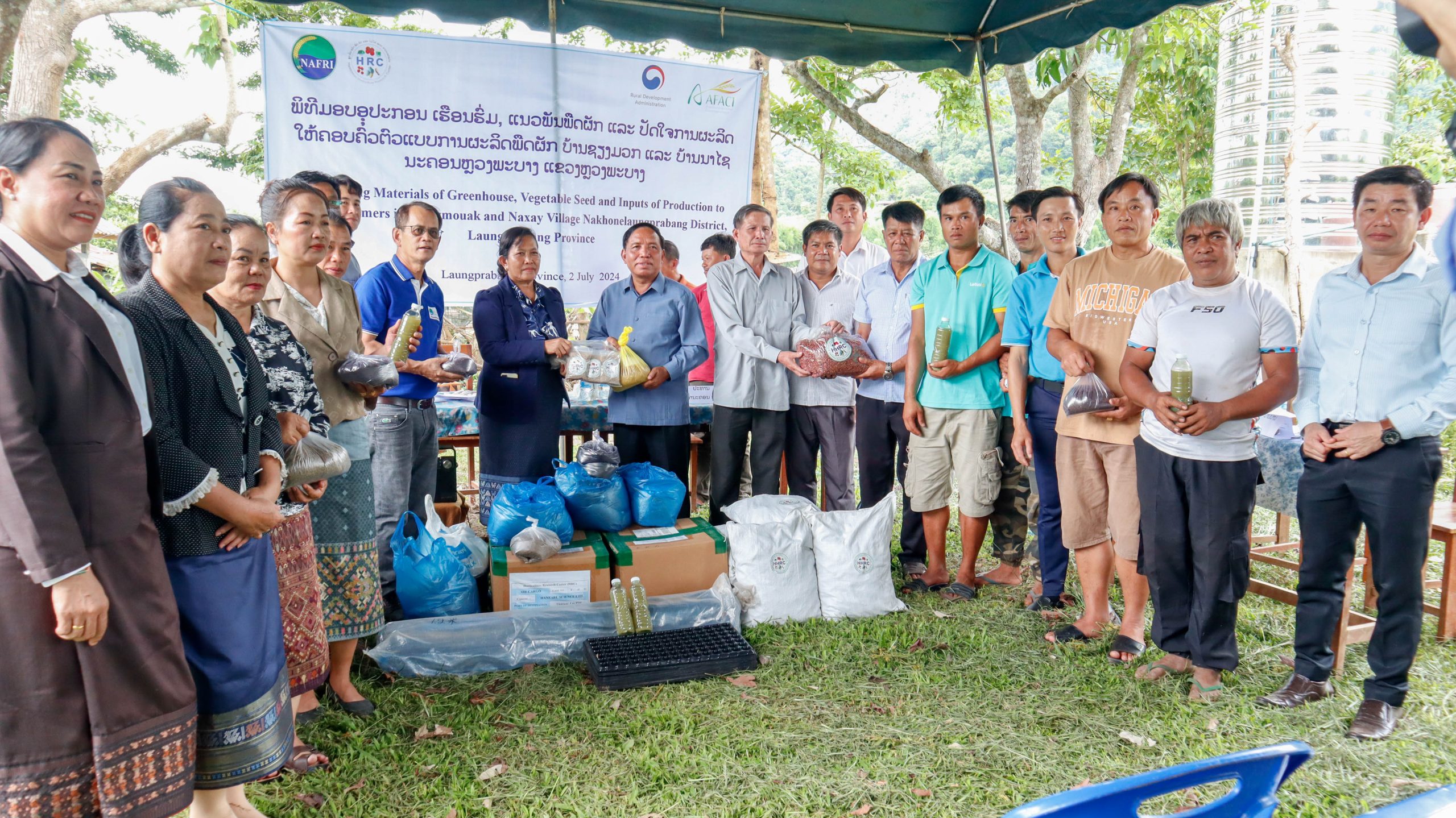 ພິທີມອບຮັບອຸປະກອນປຸກເຮືອນຮົ່ມ, ແນວພັນຜັກ ແລະ ປັດໃຈການຜະລິດອື່ນໆ ໃຫ້ກຸ່ມຜະລິດພືດຜັກຕົວແບບທີ່ນໍາໃຊ້ແນວພັນໃໝ່ ແລະ ເຕັກນິກການຜະລິດແບບໃໝ່ ກຸ່ມບ້ານຊຽງມວກ ແລະ ບ້ານນາໄຊ ນະຄອນຫຼວງພະບາງ ແຂວງຫຼວງພະບາງ