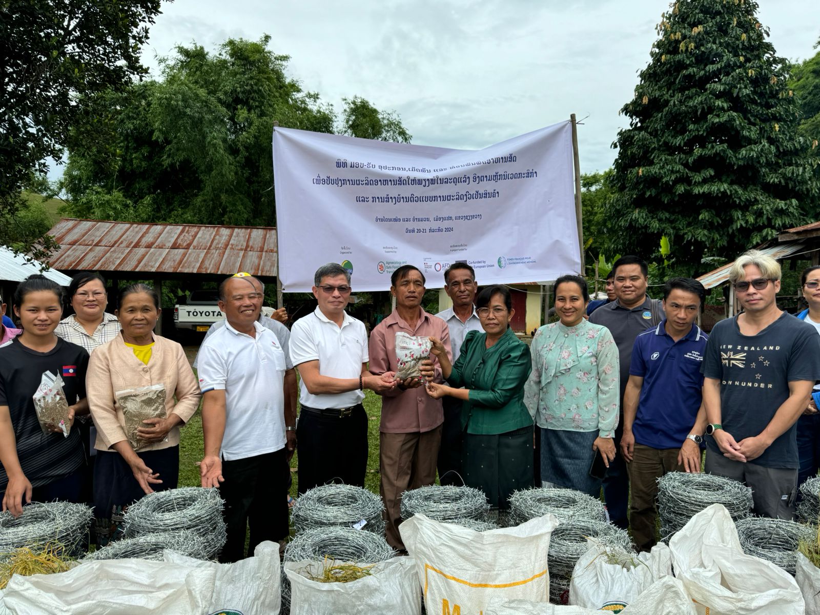 ພິທີ ມອບ-ຮັບ ອຸປະກອນ, ເມັດພັນ ແລະ ທ່ອນພັນພືດອາຫານສັດເພື່ອປັບປຸງການຜະລິດອາຫານສັດໃຫ້ພຽງພໍໃນລະດູແລ້ງ ອີງຕາມຫຼັກນິເວດກະສິກຳ ແລະ ການສ້າງບ້ານຕົວແບບການຜະລິດງົວເປັນສິນຄ້າ,  ເມືອງແປກ, ແຂວງຊຽງຂວາງ