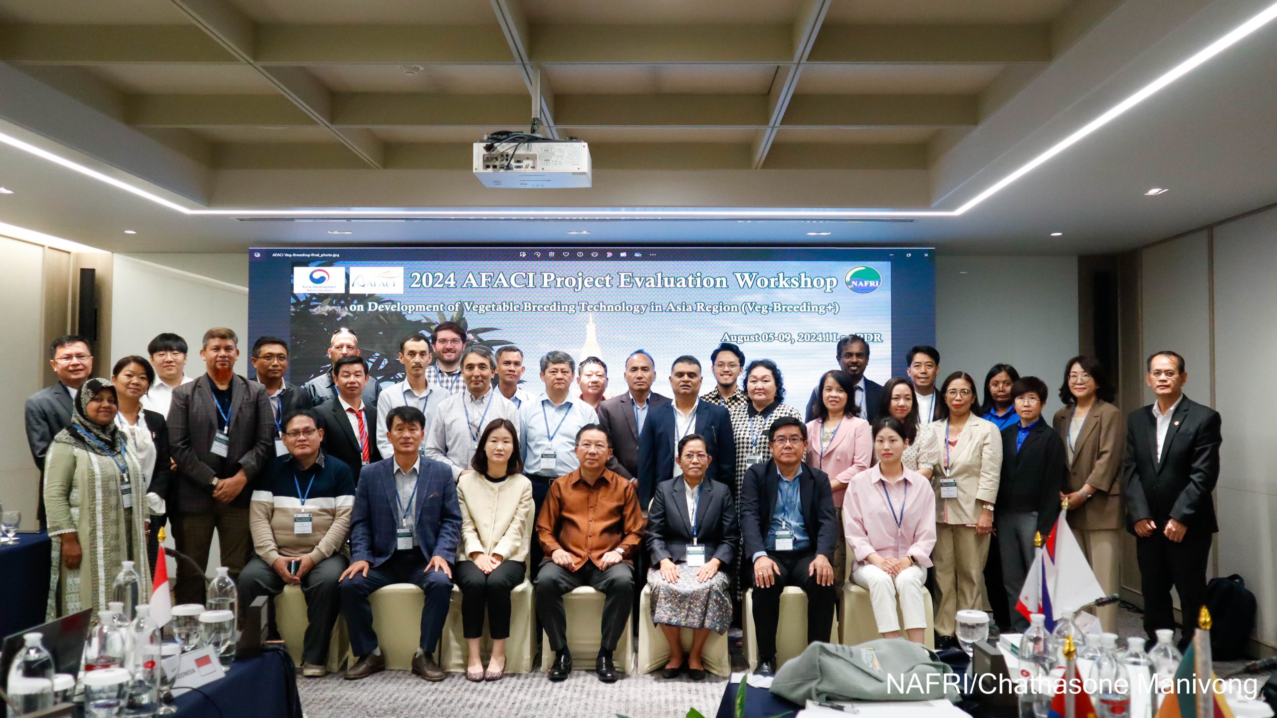 ກອງປະຊຸມປະເມີນຜົນໂຄງການ AFACI ກ່ຽວກັບ ການສ້າງເຄືໍ່ອຂ່າຍໃນການປ້ອງກັນພືດແບບປະສົມປະສານ ໃນພາກພືື້ນອາຊີ ແລະ ໂຄງການພັດທະນາເຕັກນິກ ການປັບປຸງພືດຜັກ ຢູ່ໃນອາຊີ