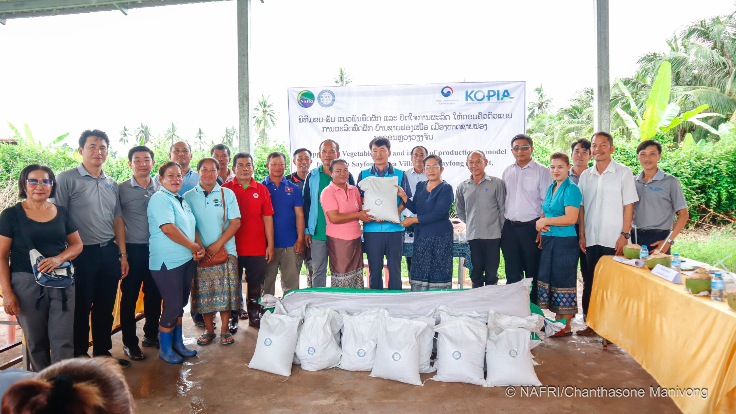 ພິທີມອບ-ຮັບແນວພັນຜັກ ແລະ ປັດໃຈການຜະລິດໃຫ້ຄອບຄົວຕົວແບບ