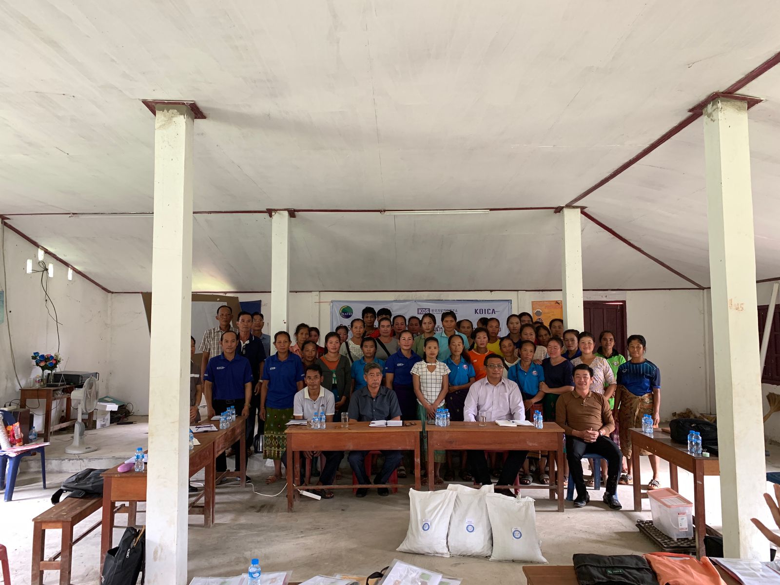 ການຝຶກອົບຮົມເຕັກນິກການຜະລິດພືດຜັກໃຫ້ເປັນສິນຄ້າໃນເງືອນໄຂການປ່ຽນແປງດິນຟ້າອາກາດໃຫ້ແກ່ຊາວກະສິກອນ ບ້ານໂພນສີ ດາ ແລະ ບ້ານນາຊາຍຂາວ ເມືອງກາສີ ແຂວງວຽງຈັນ