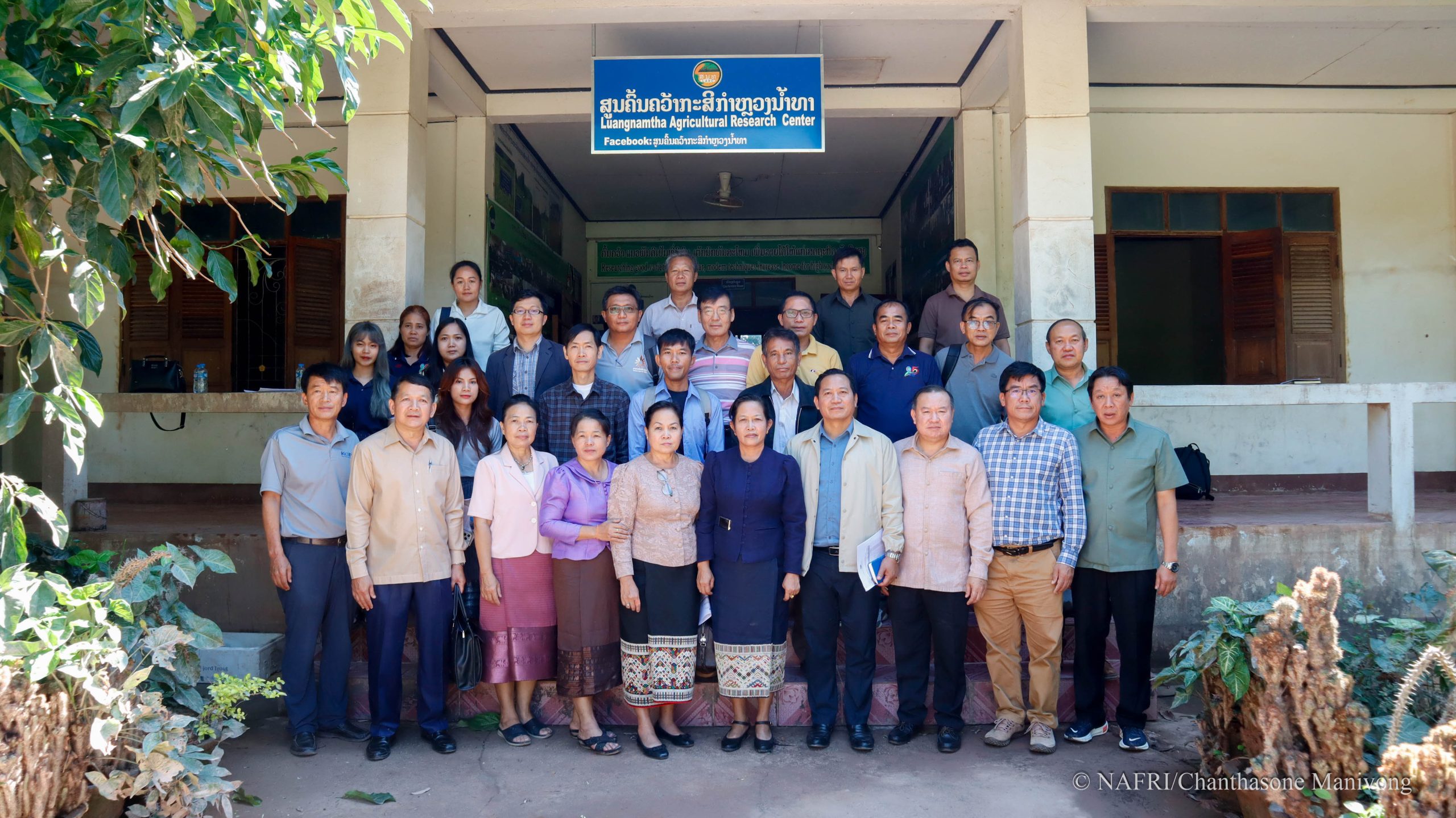 ທ່ານ ປອ ນາງ ຈັນທະຄອນ ບົວລະພັນ ຮອງລັດຖະມົນຕີ ກະຊວງກະສິກຳ ແລະ ປ່າໄມ້ ລົງເຄື່ອນໄຫວວຽກ ການປະເມີນຜົນເສຍຫາຍຈາກພາຍຸ ແລະ ວາງແຜນຟື້ນຟູ ສູນຄົ້ນຄວ້າກະສິກຳ (ແຂວງ ຫຼວງນ້ຳທາ)