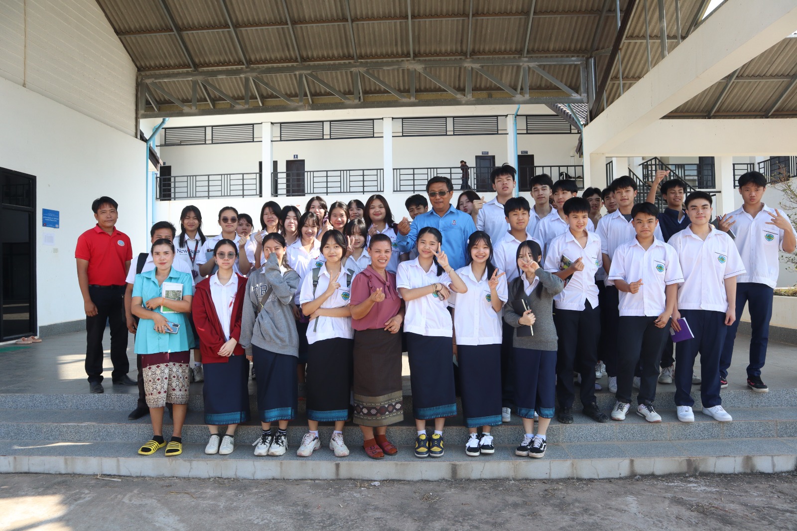 ການທັດສະນະສຶກສາ ແລະ ແລກປ່ຽນບົດຮຽນພາກສະໜາມຂອງນັກຈາກໂຮງຮຽນ ຮາກແກ້ວ