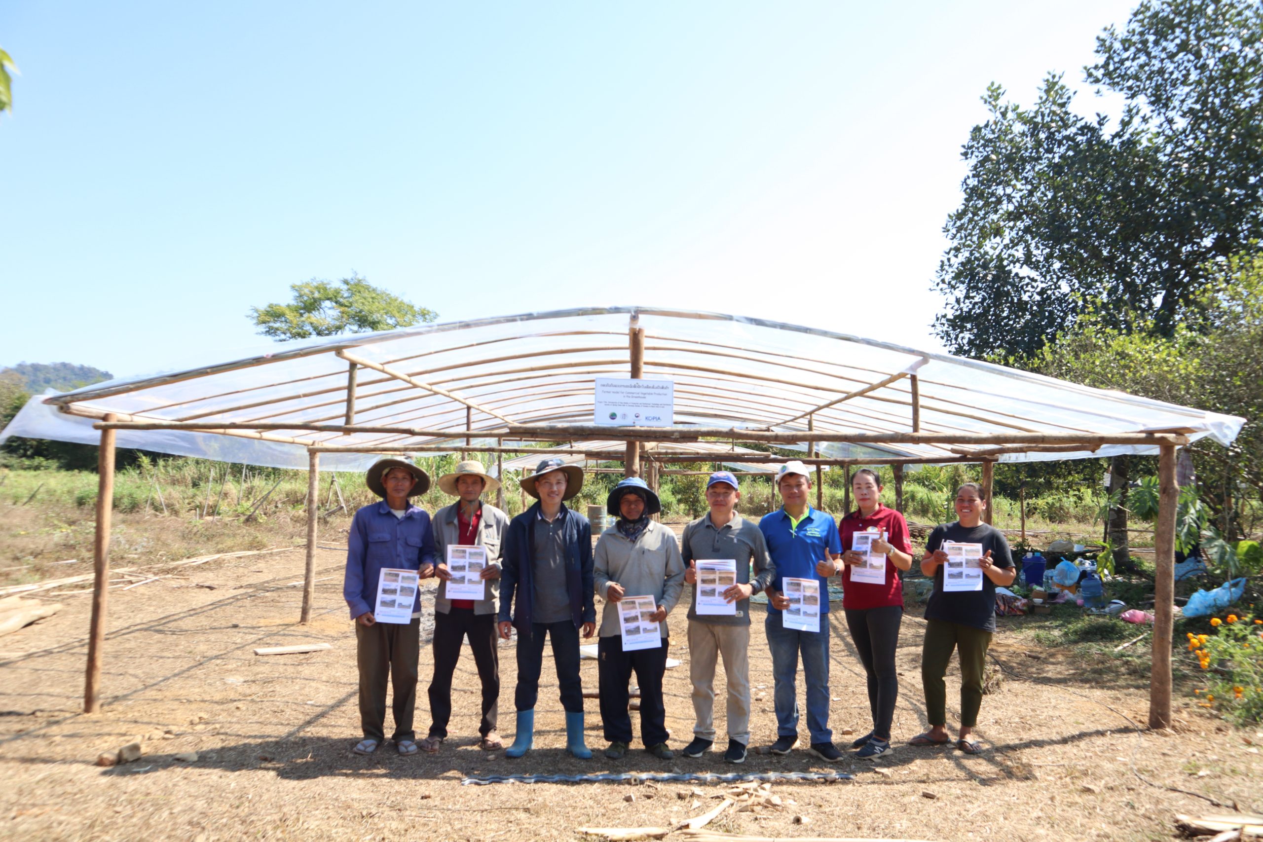 ການສາທິດເຕັກນິກການປຸກສ້າງເຮືອນຮົ່ມສຳລັບປູກພືດຜັກ ຊ່ວງລະດູຝົນ ເພື່ອເພີ່ມລາຍຮັບໃຫ້ຊາວກະສິກອນ