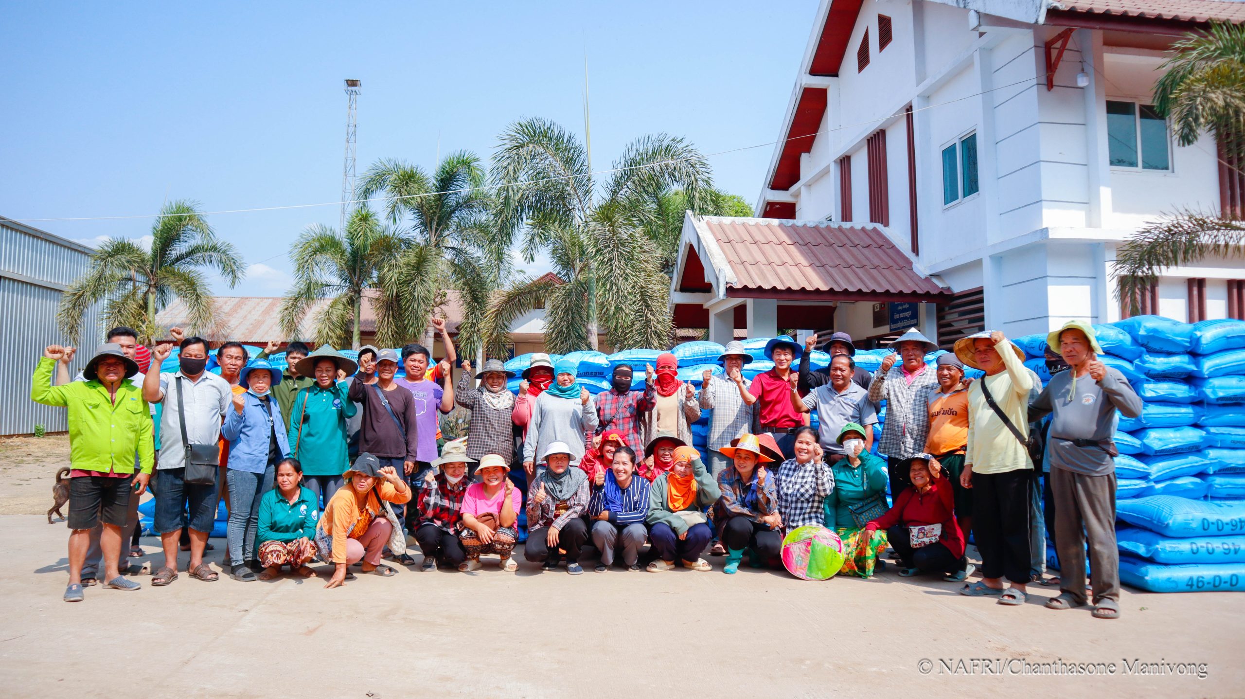 ພີທີມອບປຸຍເຄມີໃຫ້ກຸ່ມຊາວນາບ້ານເປົ້າໝາຍໂຄງການ