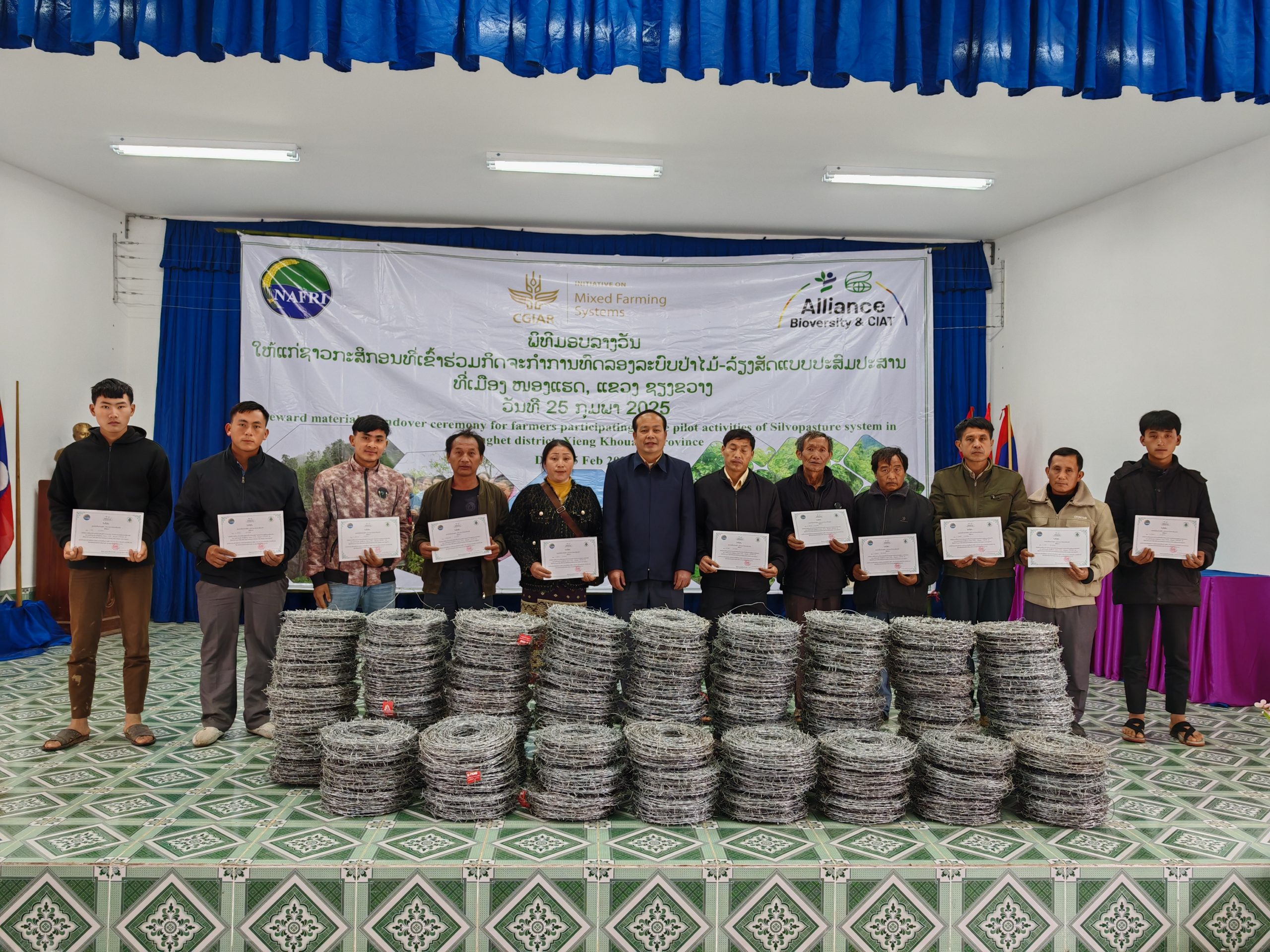 ຊາວກະສິກອນເມືອງ ໜອງແຮດ ໄດ້ຮັບວັດຖຸລາງວັນຈາກການເຂົ້າຮ່ວມກິດຈະກຳທົດລອງ ການຈ່າຍຄ່າບໍລິກາລະບົບນິເວດ (Payments for Ecosystem Services) ໂດຍຜ່ານລະບົບການຜະລິດປ່າໄມ້-ລ້ຽງສັດປະສົມປະສານແບບຍືນຍົງ (Silvopastural Systems)