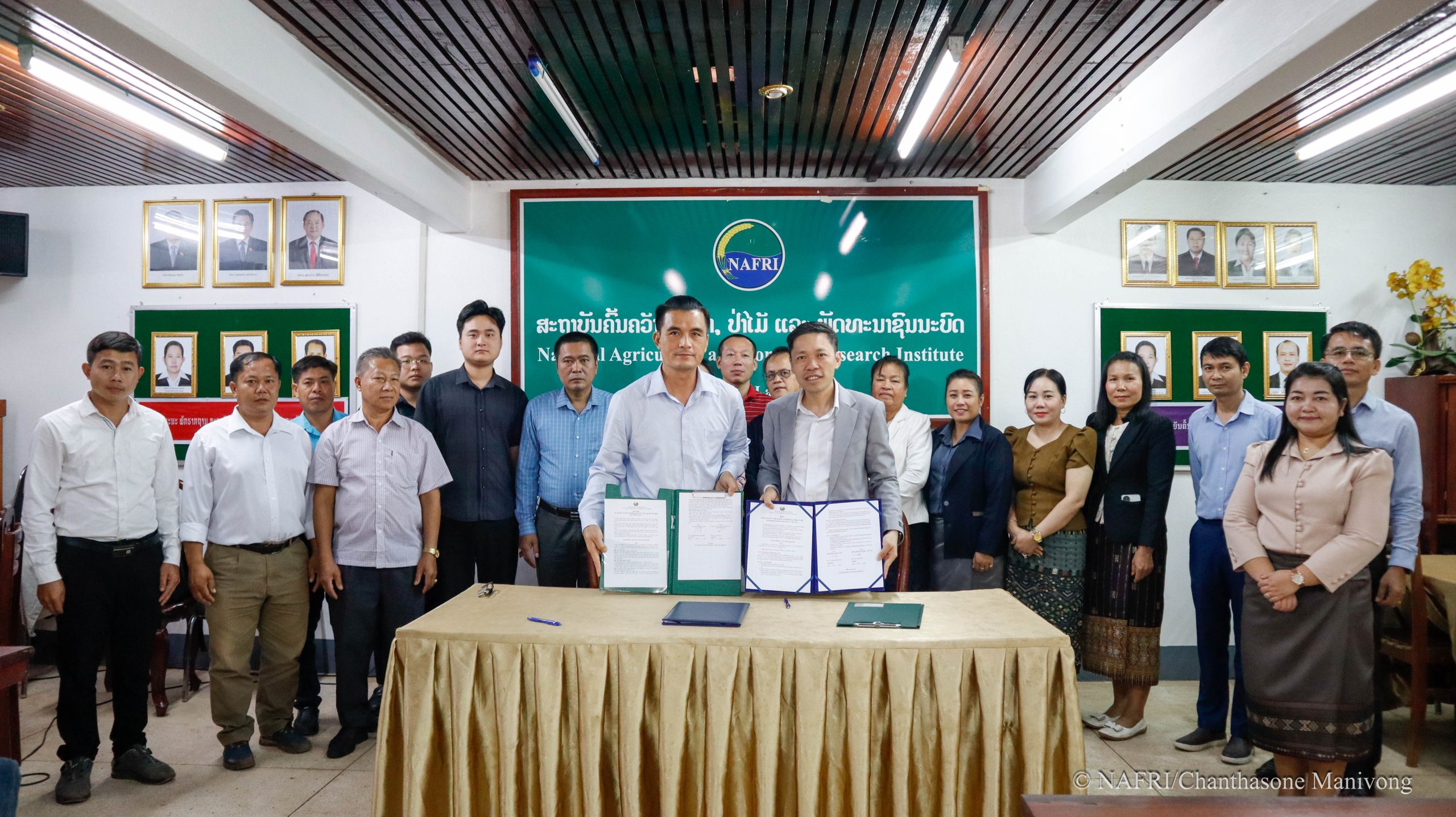 ພິທີເຊັນສັນຍາ ການຮ່ວມທົດລອງຜະລິດເມັດພັນ ສາລີແຂງລູກປະສົມ NWS 25 ລະຫວ່າງ ສະຖາບັນຄົ້ນຄວ້າກະສິກຳ, ປ່າໄມ້ ແລະ ພັດທະນາຊົນນະບົດ ກັບ ບໍລິສັດຈະເລີນຊັບການຄ້າຂາອອກ-ຂາເຂົ້າ ຈຳກັດຜູ້ດຽວ