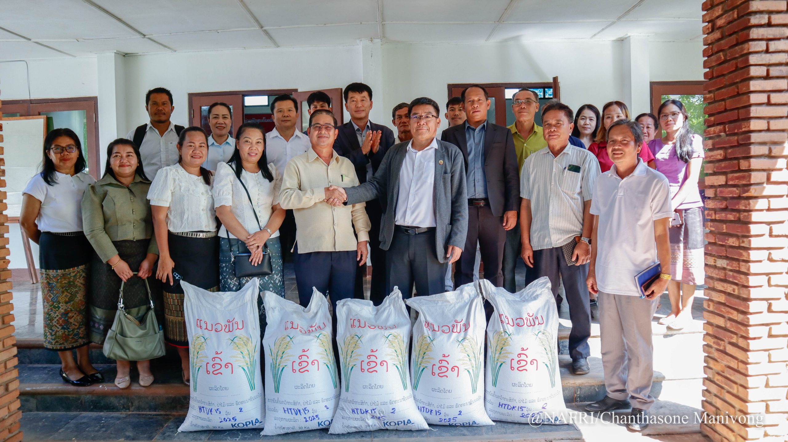 ພິທີມອບ-ຮັບ ແນວພັນເຂົ້າລະຫວາງ ສະຖາບັນຄົ້ນຄວ້າກະສິກຳ, ປ່າໄມ້ ແລະ ພັດທະນາຊົນນະບົດ ແລະ ພະແນກ ກະສິກຳ ແລະ ປ່າໄມ້ ນະຄອນຫຼວງວຽງຈັນ